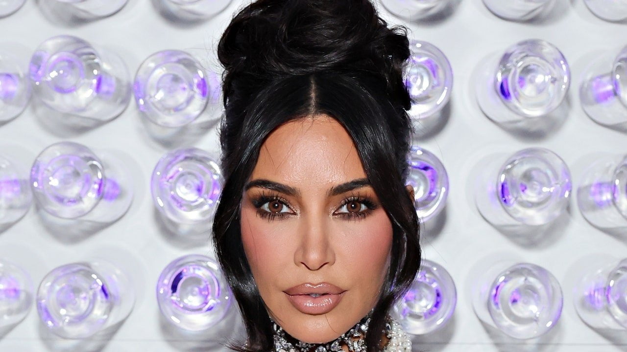 Kim Kardashian și-a îmbunătățit manichiura franțuzească groasă cu o întorsătură misterioasă – Vezi poze