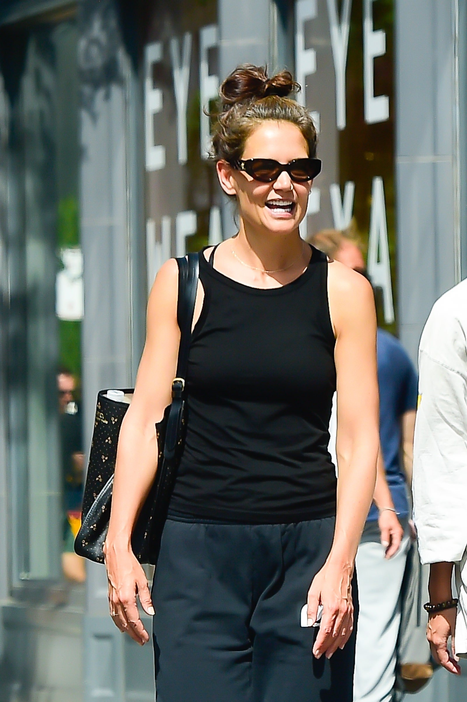 Katie Holmes a atins perfecțiunea Messy Bun și arată exasperant de ușor – Vezi poze