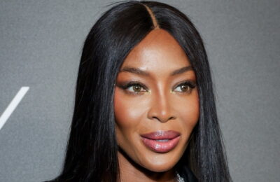 Naomi Campbell este o regină disco a anilor ’70 cu părul masiv și creț – Vezi video
