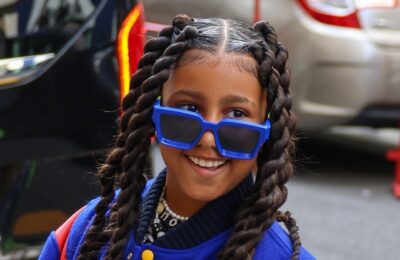 Coafura lui North West cu coc jos are sub ea o surpriză roz aprins – Vezi poze