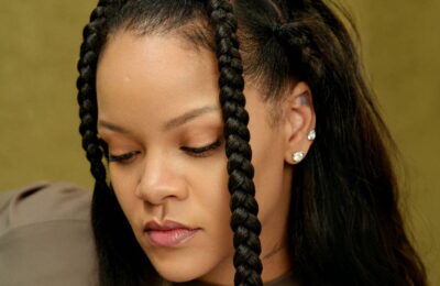 Cum se numește coafura cu jumătate de împletitură și jumătate de coafură dreaptă a Rihannei? – Vezi foto