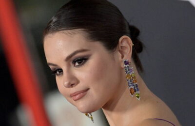 Lovindu-mi picioarele și învârtindu-mi părul peste coada de cal a prințesei Selena Gomez – Vezi fotografiile