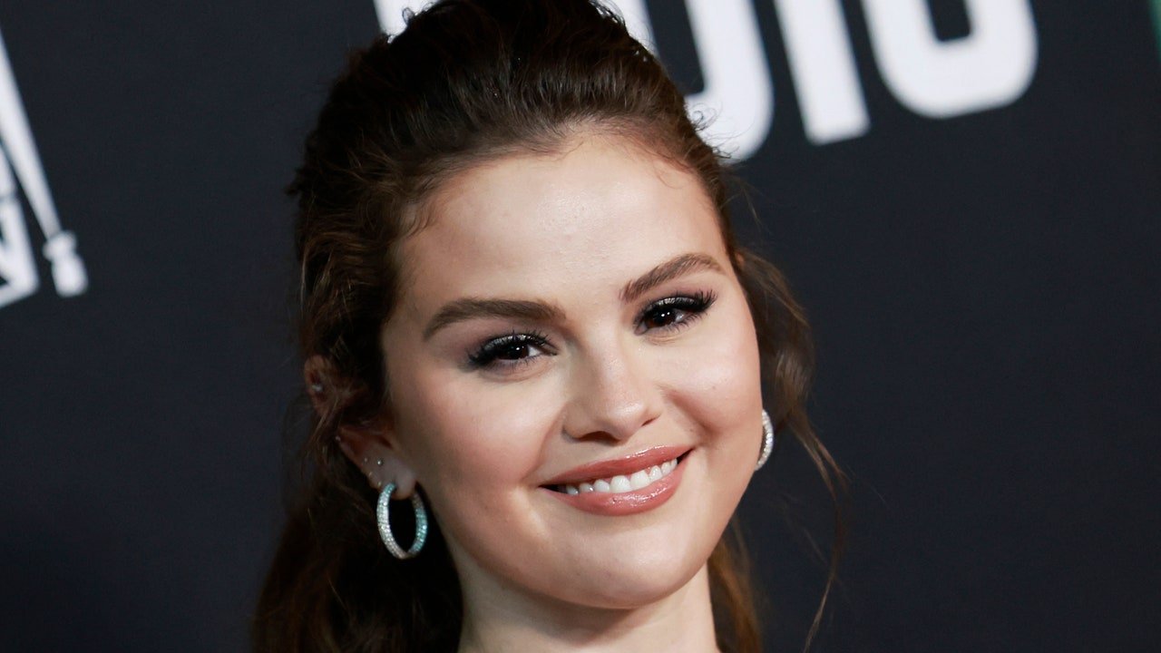 Selena Gomez și-a făcut încă o manichiură albă de bază și a făcut-o interesantă – Vezi fotografiile