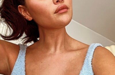 Dacă noul selfie al Selenei Gomez este un teaser pentru noul ei gel de sprâncene, îl cumpăr imediat – Vezi foto