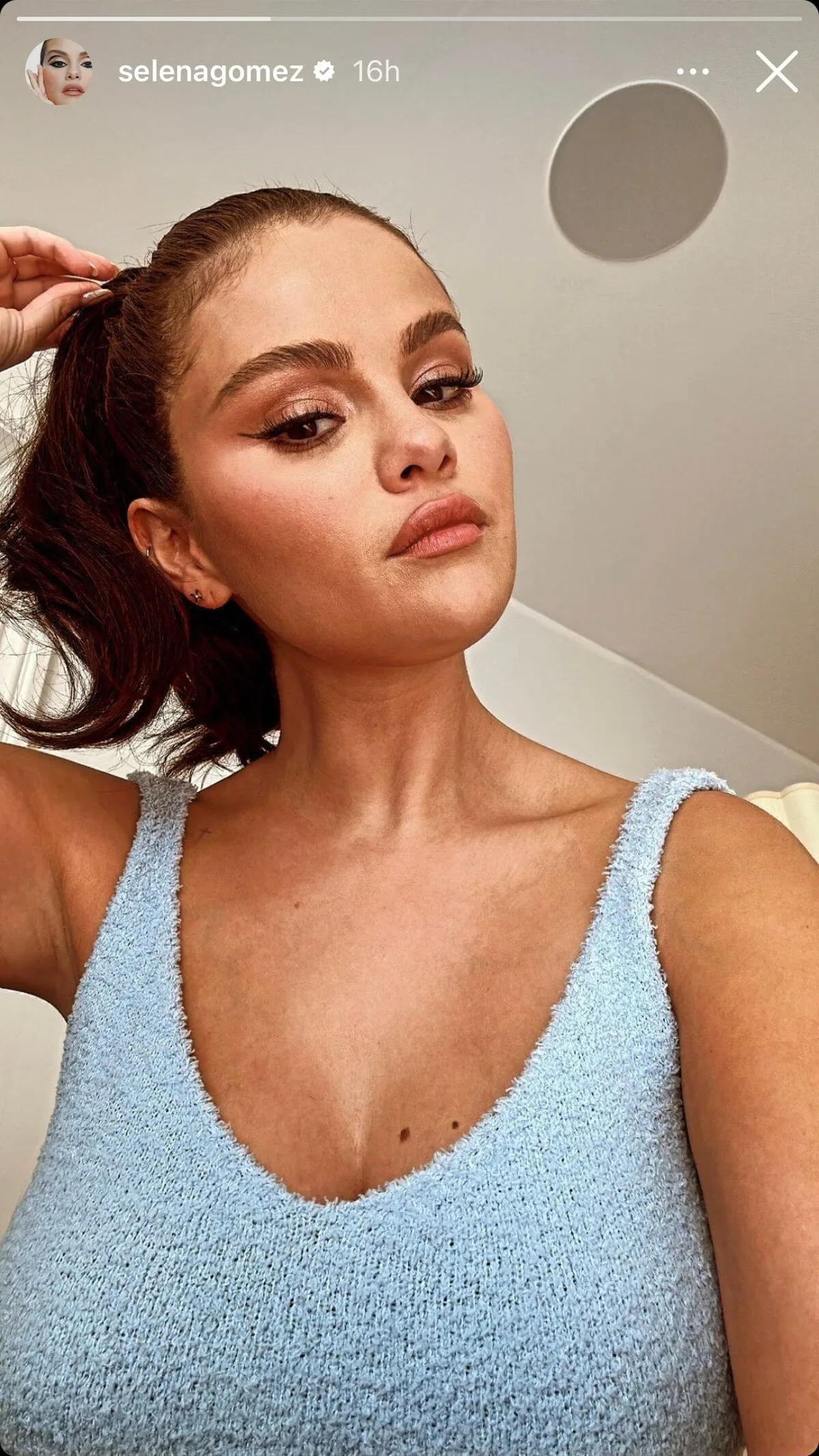 Dacă noul selfie al Selenei Gomez este un teaser pentru noul ei gel de sprâncene, îl cumpăr imediat – Vezi foto