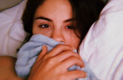 Mulțumesc, Selena Gomez, pentru că a postat un selfie fără machiaj cu care chiar mă pot identifica – Vezi foto