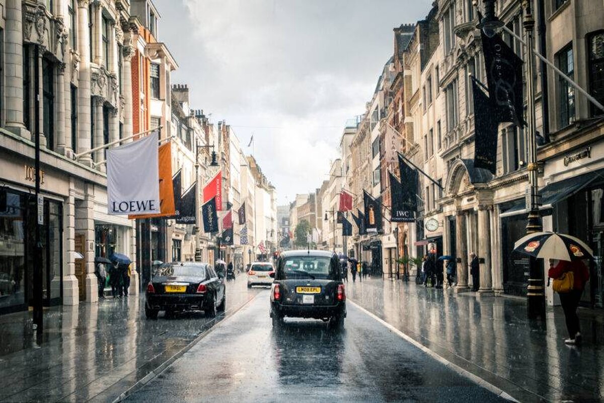 Retailerii britanici se simt afectați de taxa pe turism care afectează sectorul de retail din Marea Britanie