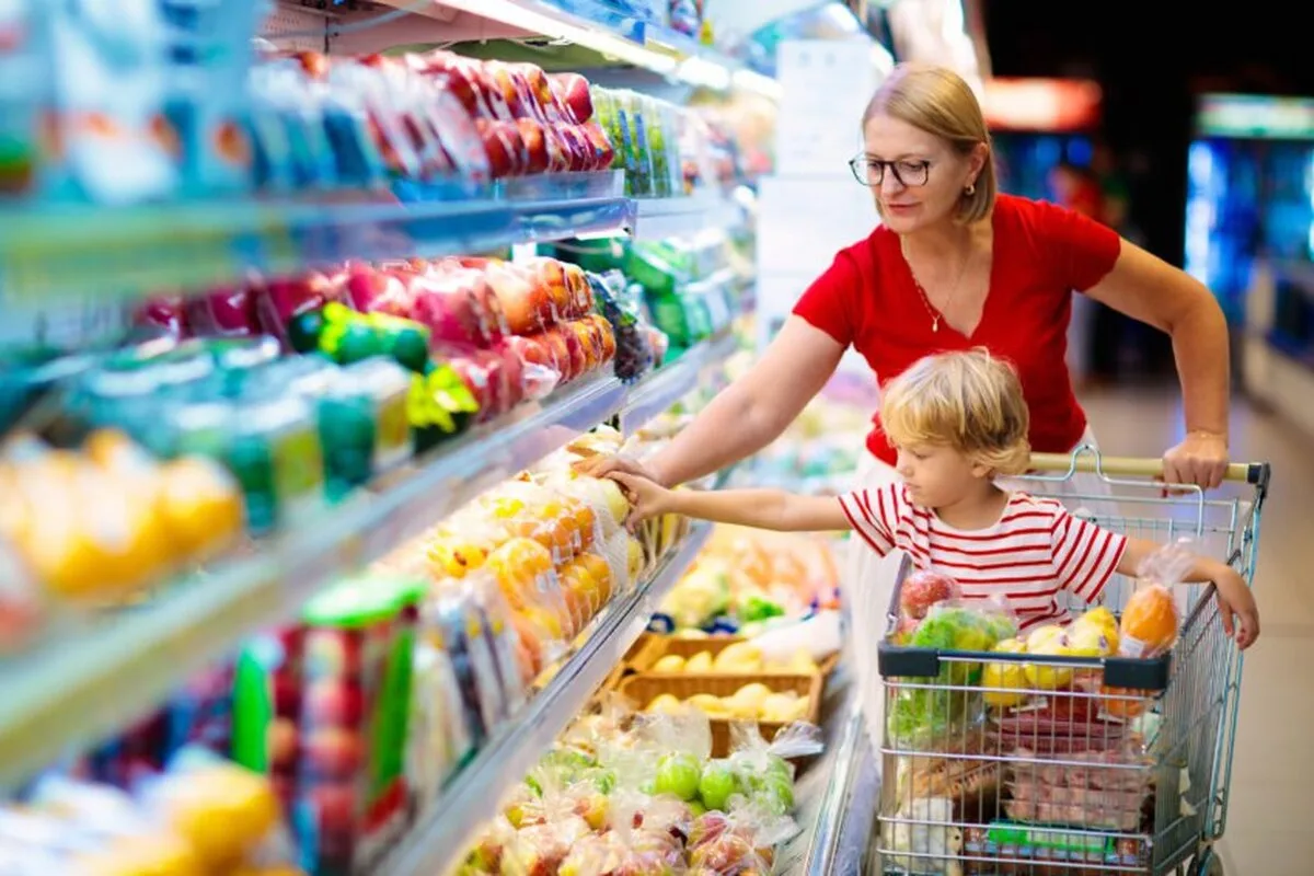 Aproape 3 din 10 consideră că produsele de bază sunt greu de cumpărat, în ciuda faptului că cei mai mulți fac cumpărături.