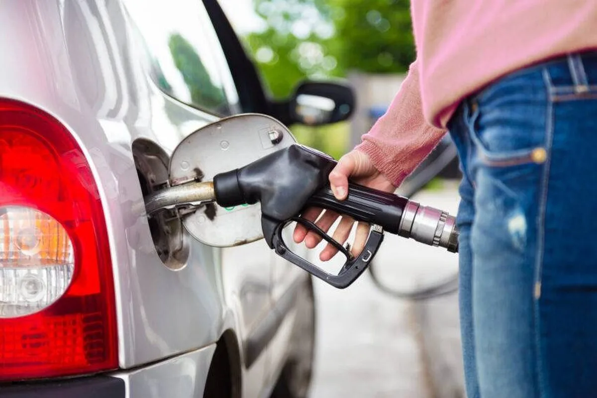 Prețul benzinei în Marea Britanie crește peste 150 de penny pe litru pentru prima dată din ianuarie