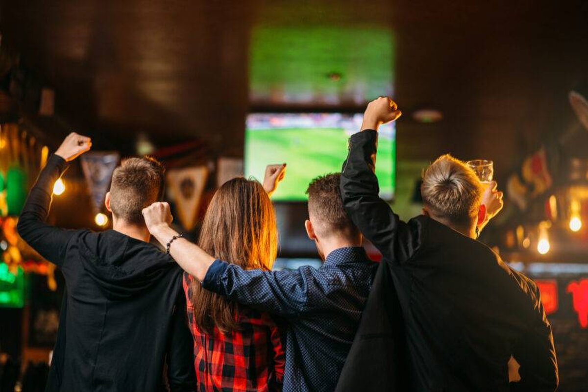 Guvernul încurajează pub-urile să se deschidă mai devreme pentru ca țara să poată susține Lionesses în finala Cupei Mondiale
