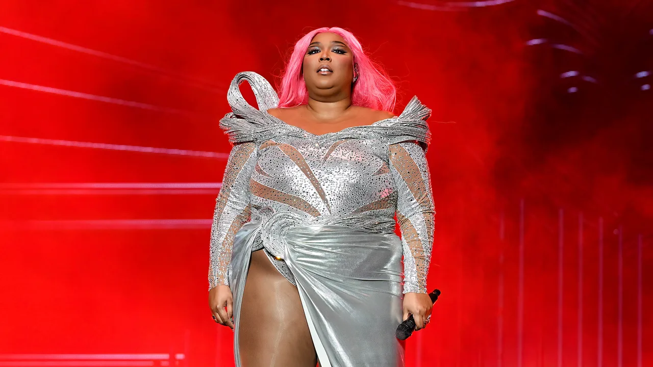 Lizzo’s Big Grrrls se adună într-o mare demonstrație de susținere pentru cântăreață