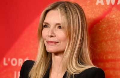 Michelle Pfeiffer binecuvântează 3 milioane de oameni cu fața goală