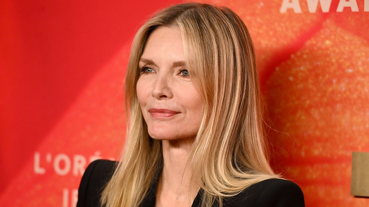 Michelle Pfeiffer binecuvântează 3 milioane de oameni cu fața goală