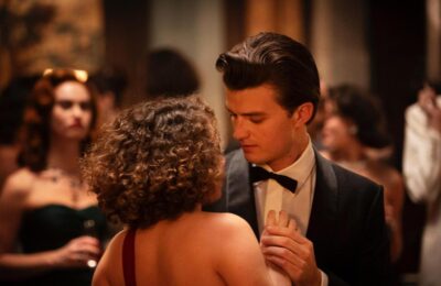 Cum au devenit Lily James și Joe Keery icoane ale vechiului Hollywood în „Finally Dawn