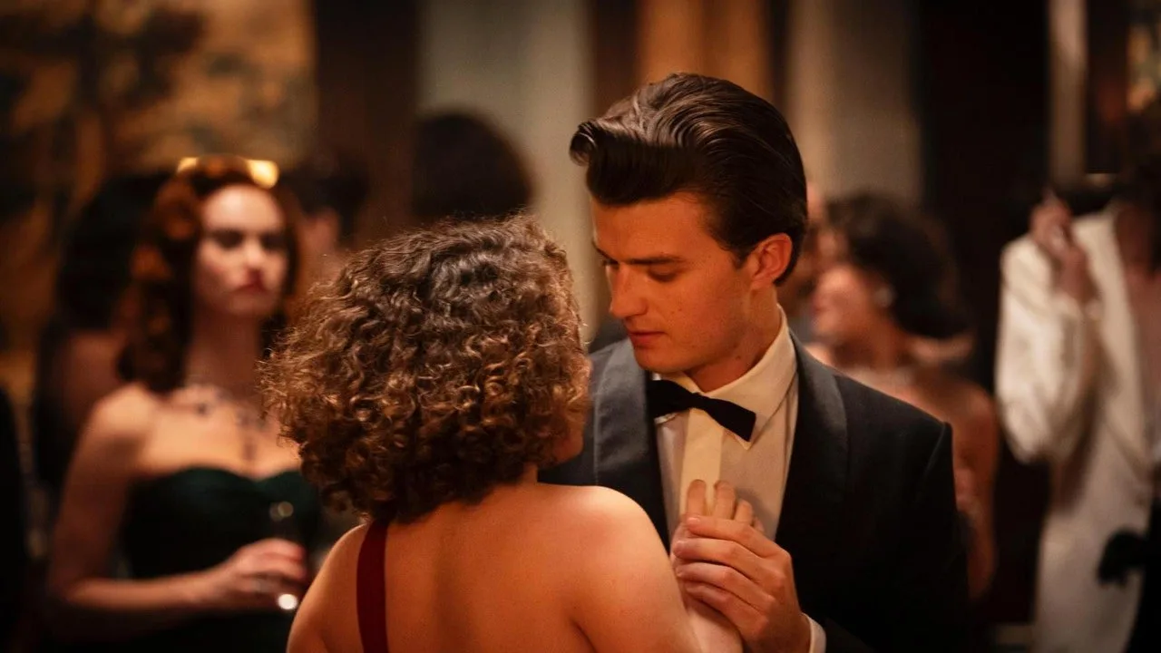 Cum au devenit Lily James și Joe Keery icoane ale vechiului Hollywood în „Finally Dawn