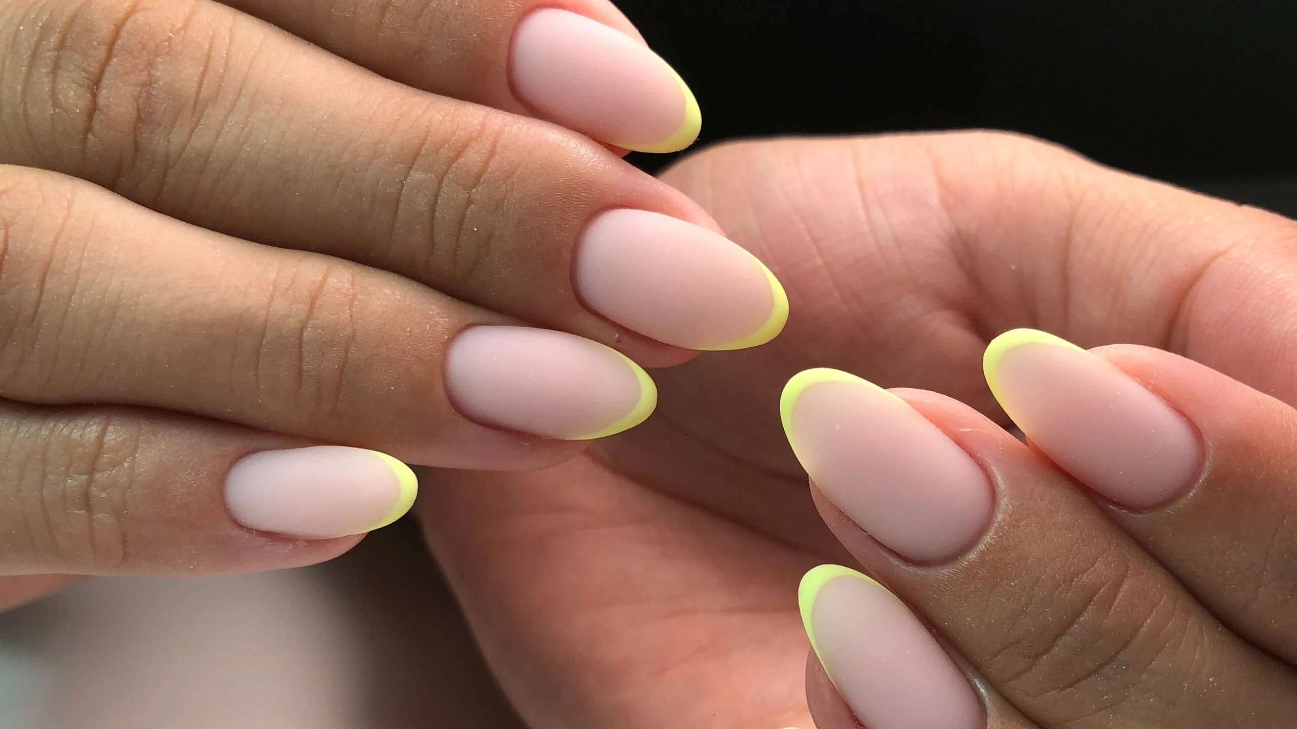 Manichiura franțuzească neașteptată și modele de unghii French Tip pe care să le încerci în 2023