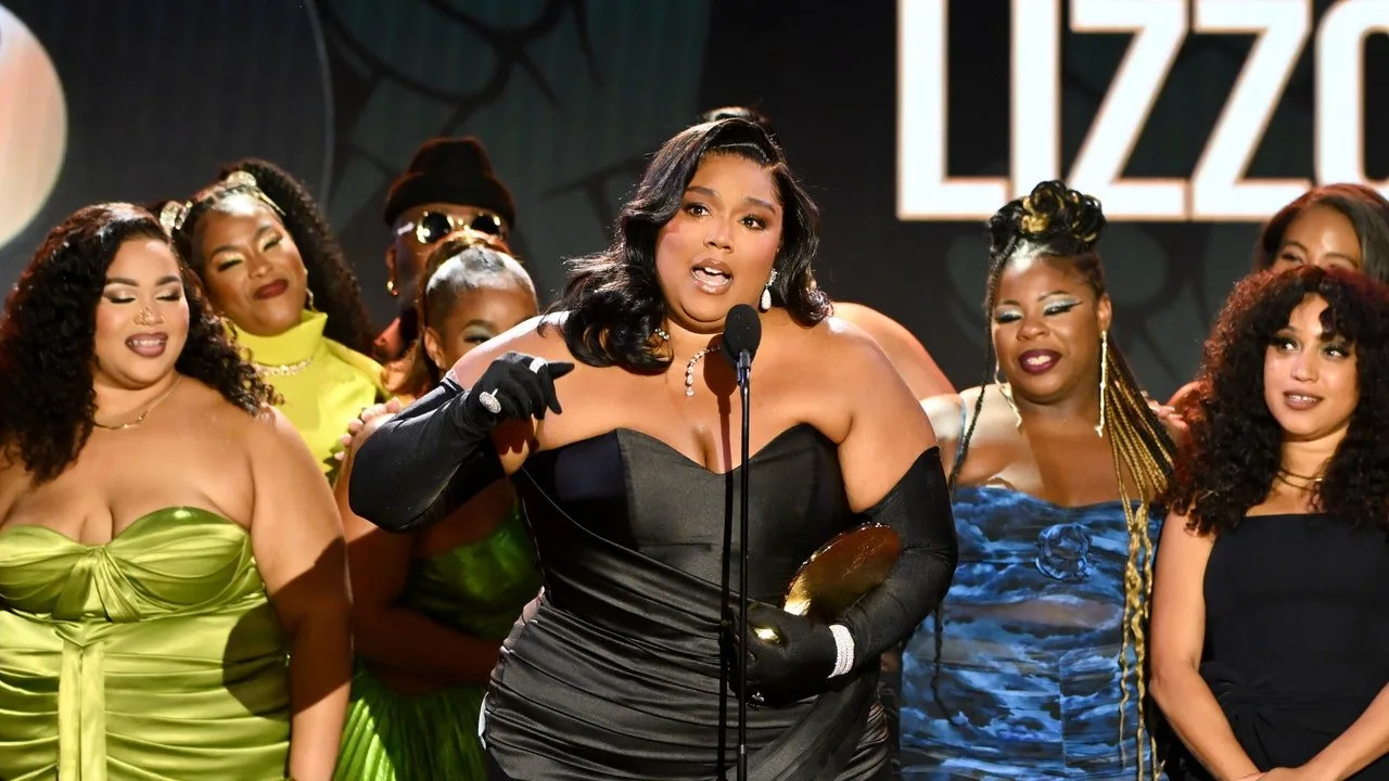 Lizzo acceptă un premiu umanitar pe fondul unui alt proces