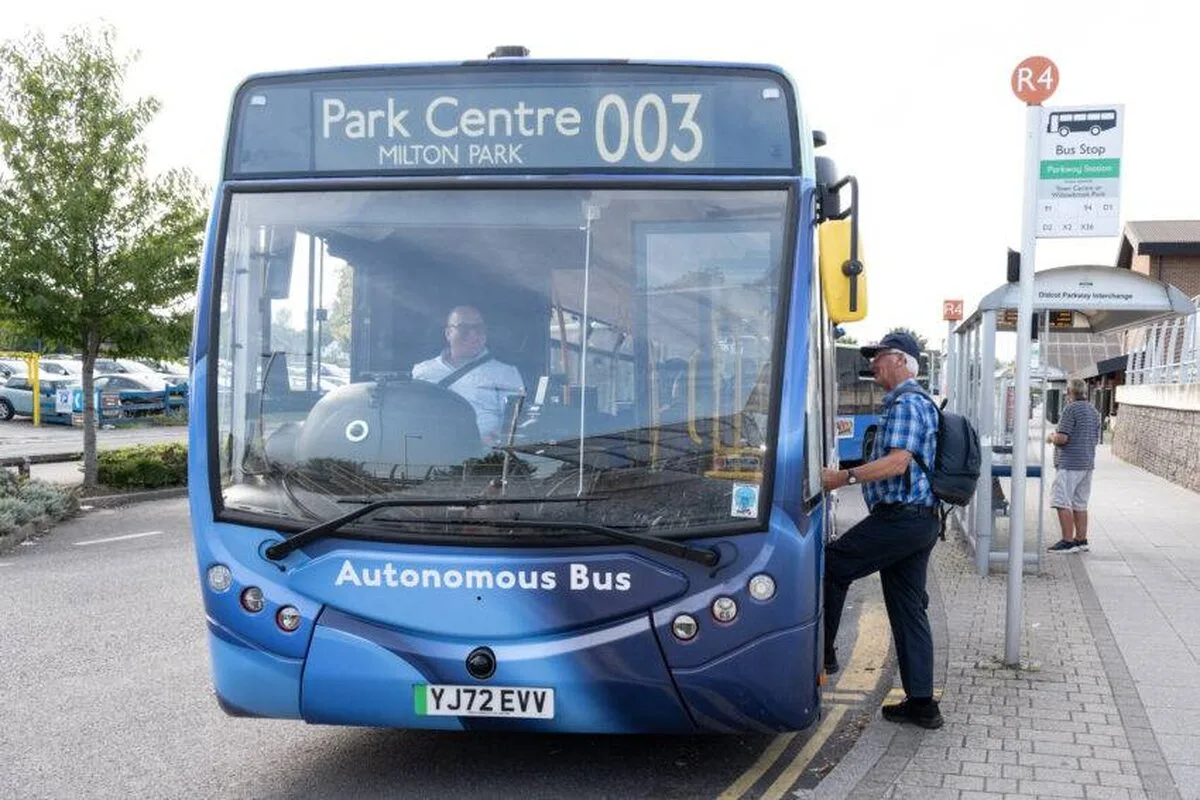 Primul autobuz electric autonom de dimensiuni normale din Marea Britanie pornește pe drumurile din Oxfordshire