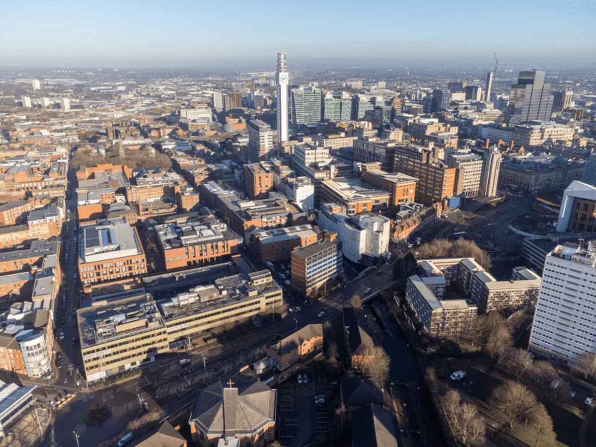Innovate UK acordă 1,2 milioane de lire sterline unui parteneriat condus de universități din West Midlands pentru a dezvolta forța de muncă din regiune în domeniul producției de baterii și al inovării