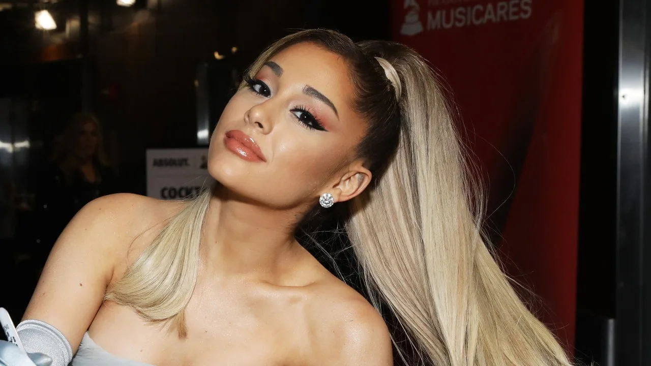 Ariana Grande reușește să se descurce cu acest fard de ochi alb? – Vezi poze