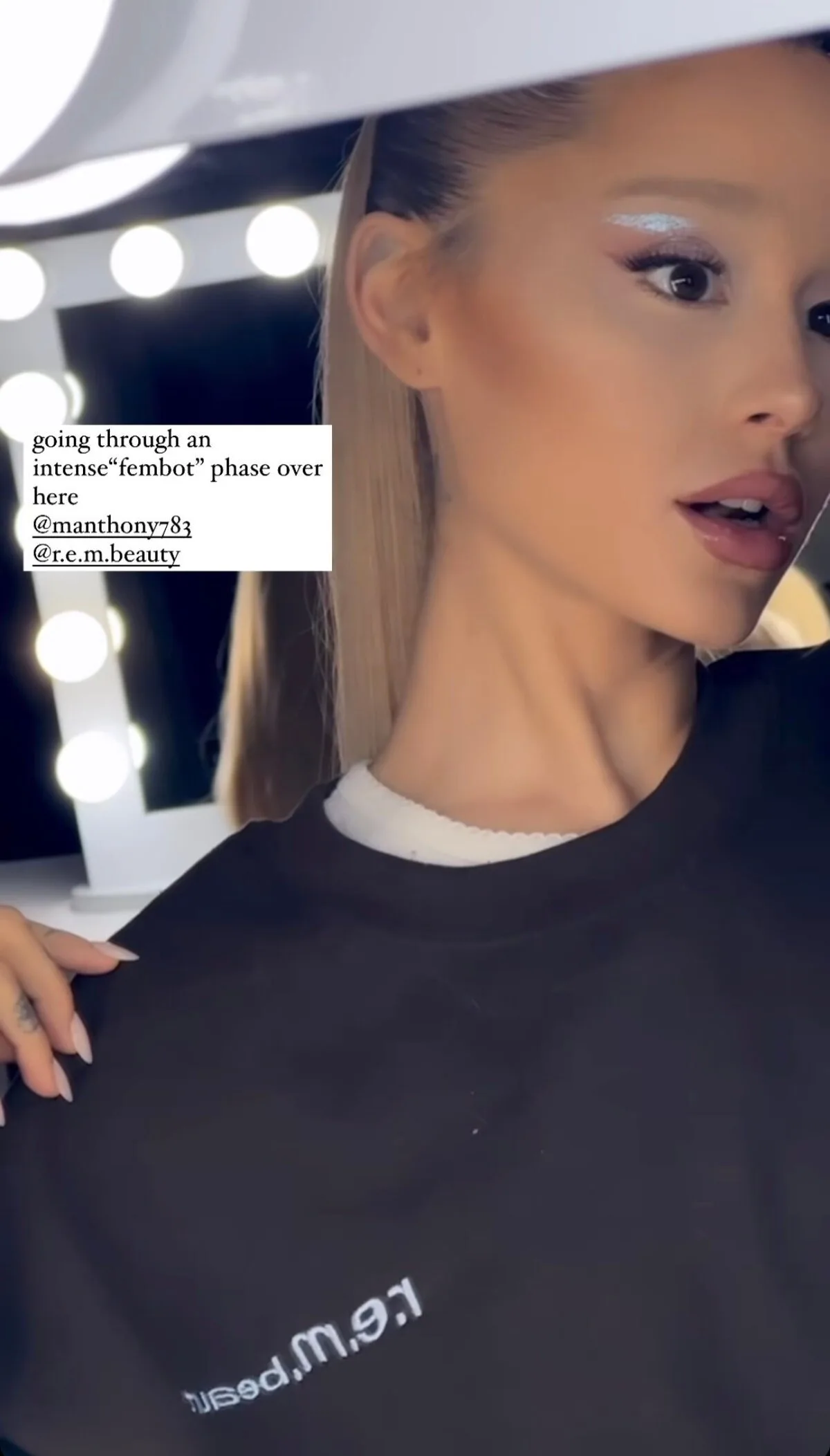 Nu sunt sigură ce este o fază „Fembot”, dar Ariana Grande se pare că se află într-una – Vezi foto