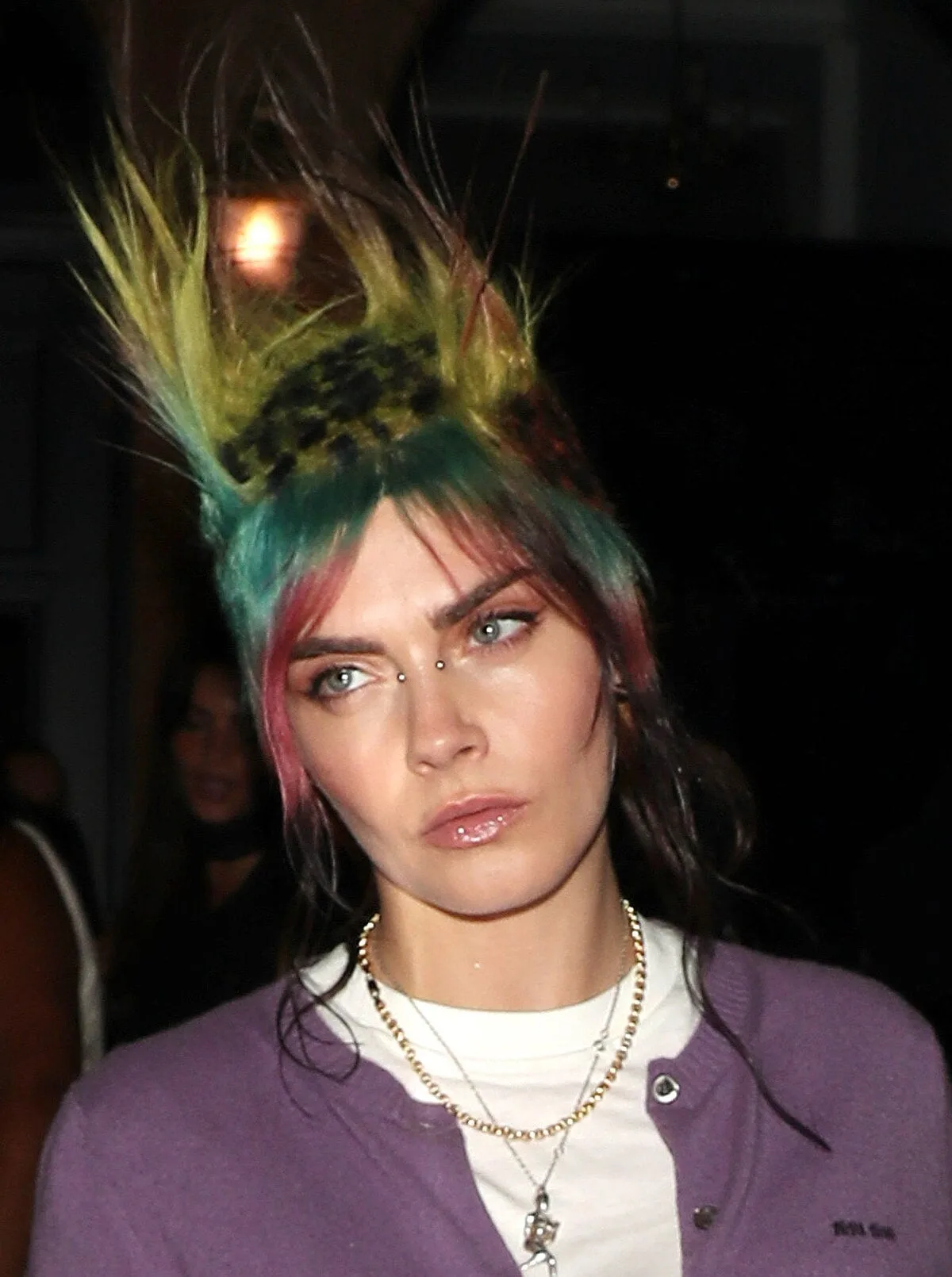 Cocul cu imprimeu de leopard curcubeu al lui Cara Delevingne, cu mohicană inversată, este… Nu este subtil – Vezi poze