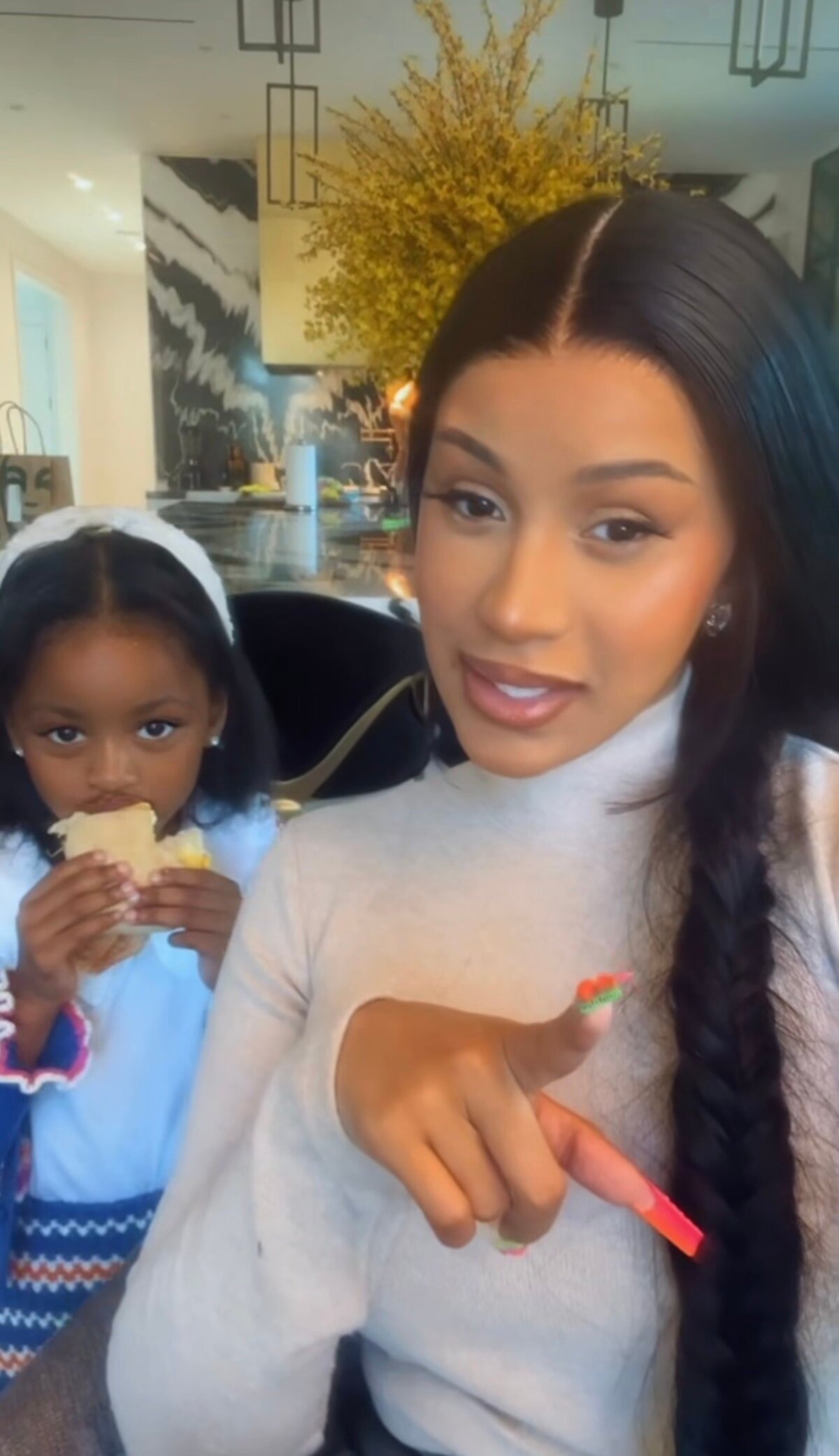 Cardi B arată ca o Rapunzel a zilelor noastre cu împletitura ei XXL în coadă de pește – Vezi poze