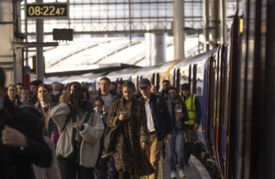Salariile din Marea Britanie cresc cu 7,8%, în ciuda încetinirii pieței muncii