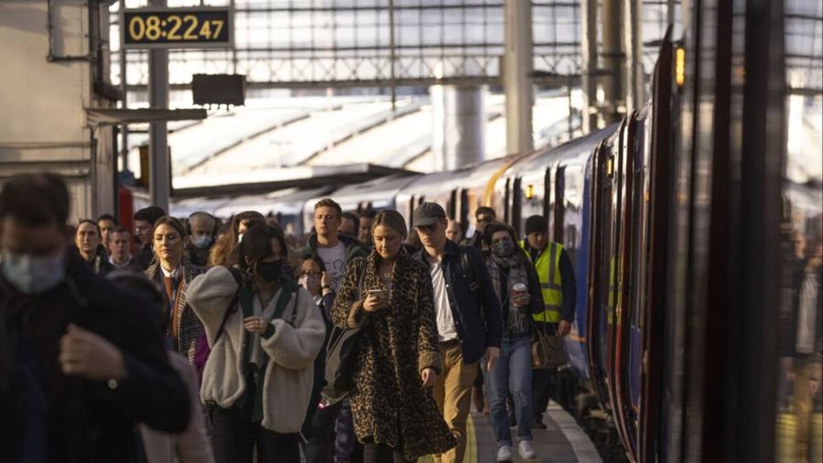 Salariile din Marea Britanie cresc cu 7,8%, în ciuda încetinirii pieței muncii