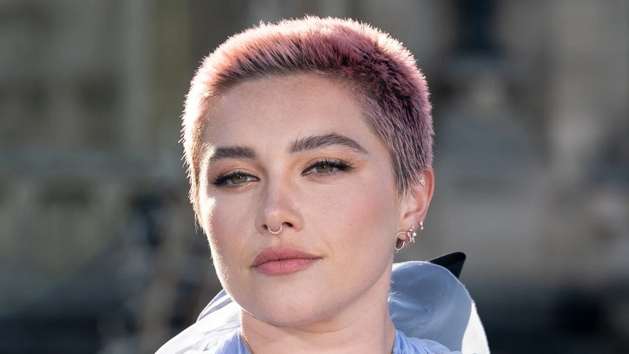 Florence Pugh găzduiește un masterclass neintenționat de stilizare a unei tunsori crescute – Vezi poze