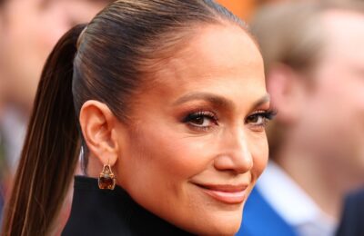 Nu știu dacă să mă strâmb sau să aplaud la selfie-ul lui Jennifer Lopez „M-am trezit așa”