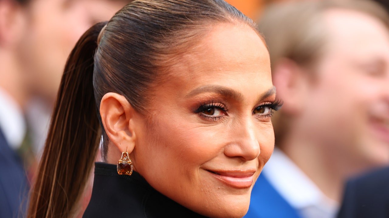 Nu știu dacă să mă strâmb sau să aplaud la selfie-ul lui Jennifer Lopez „M-am trezit așa”