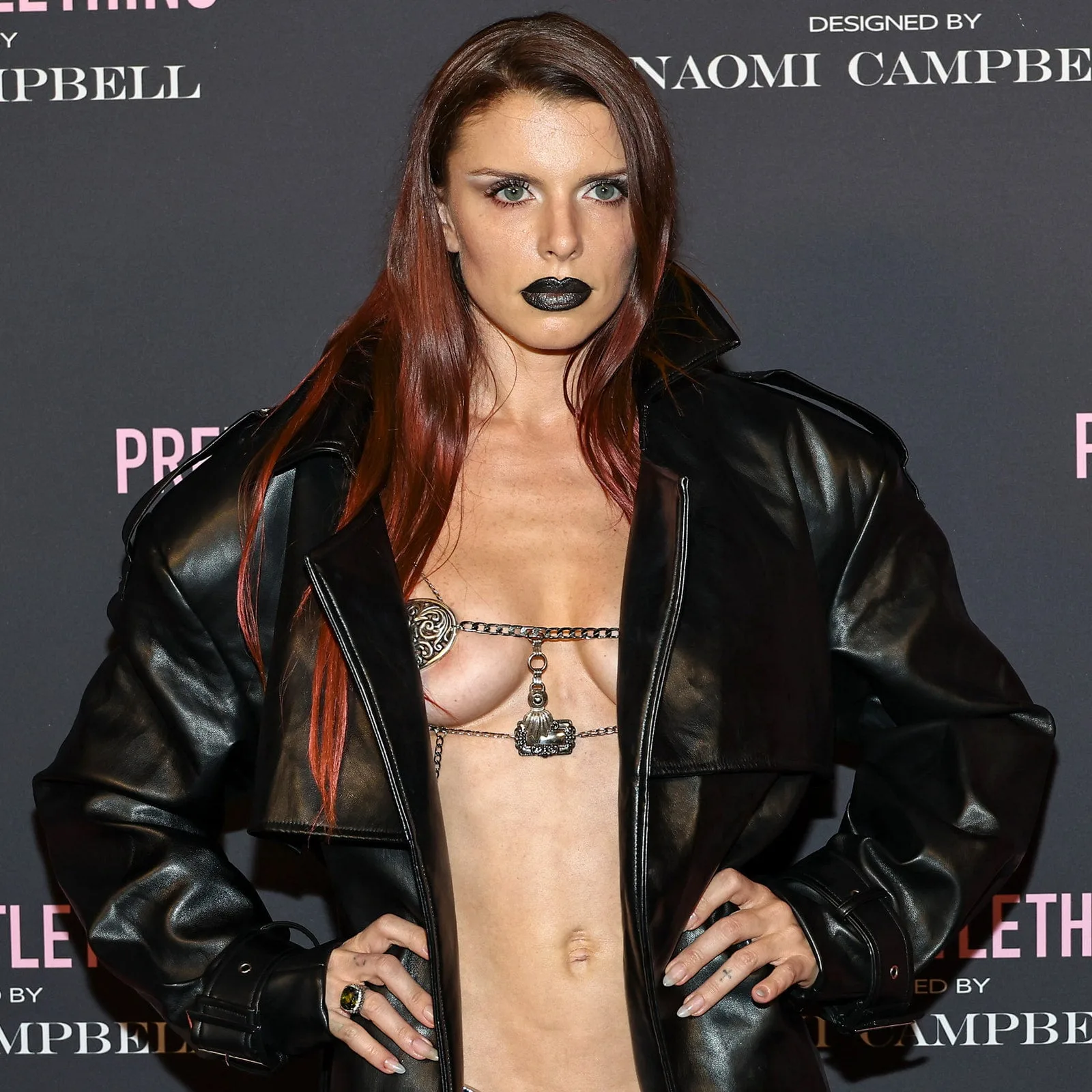 Julia Fox tocmai mi-a reamintit că rujul negru nu este doar pentru Halloween – Vezi foto