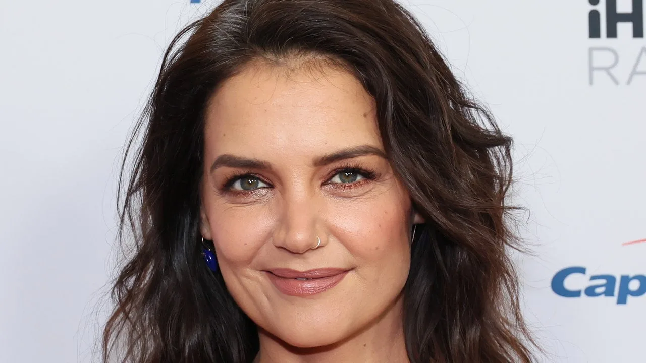 Katie Holmes a reînviat trendul de eyeliner unic din anii ’90 – Vezi fotografiile