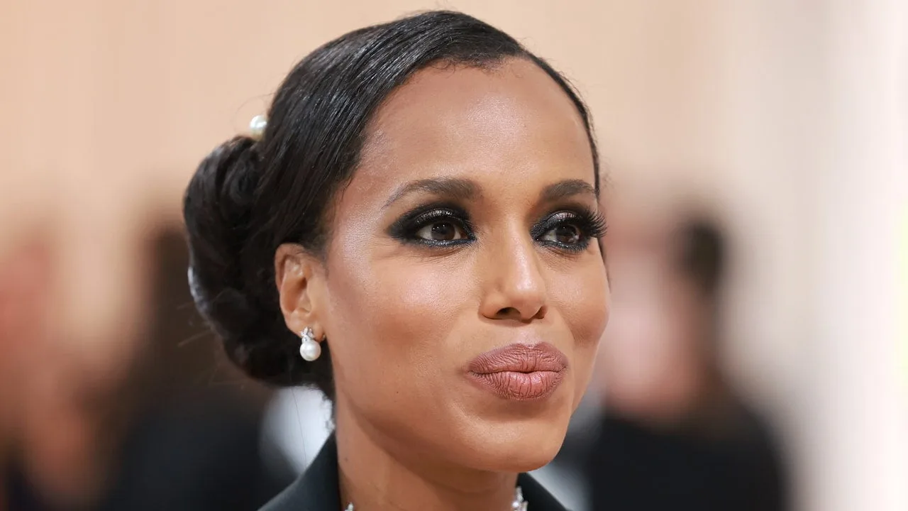 Practic îmi pot vedea reflexia în unghiile cromate aurii ale lui Kerry Washington – Vezi poze