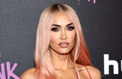 Jur, Megan Fox nu a avut niciodată părul la fel de îndrăzneț ca acest bob „Red Velvet” – Vezi fotografiile