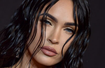 Nici măcar nu pot distinge toate detaliile manichiurii cu picături de aur roz metalizat a lui Megan Fox – Vezi video