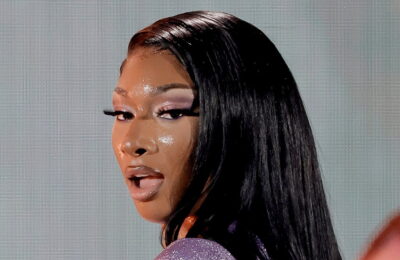 Unghiile lui Megan Thee Stallion au în interiorul lor o țesătură cu imprimeu de șarpe – Vezi poze