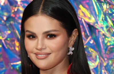 Selena Gomez a purtat unghiile „Golden Glaze Fire” la VMA 2023 – Vezi fotografiile