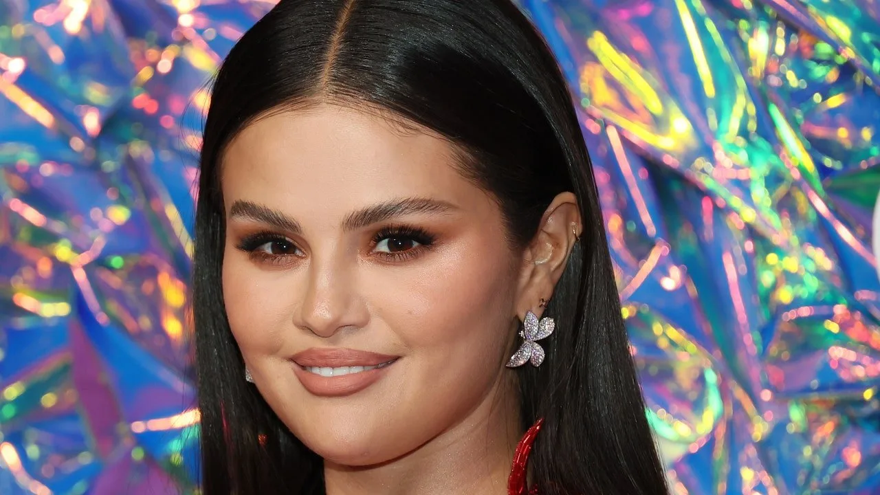 Selena Gomez a purtat unghiile „Golden Glaze Fire” la VMA 2023 – Vezi fotografiile