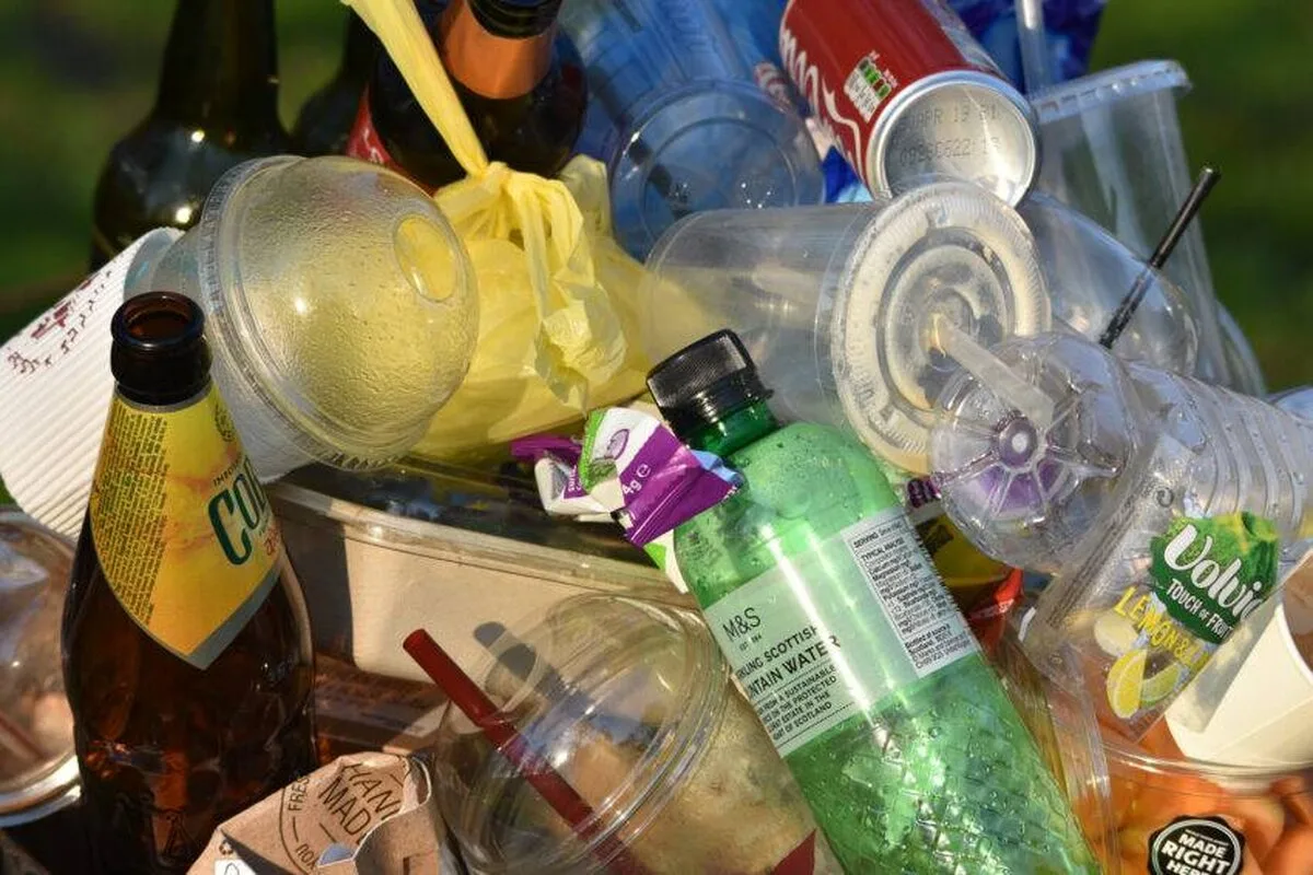 Unele firme nu știu de noua interdicție a plasticului de unică folosință din Anglia, care este la doar câteva zile distanță
