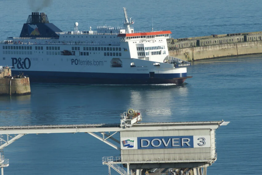 Portul Dover va recupera terenul de pe mare pentru a preveni cozile la intrarea în vigoare a sistemului UE de control biometric la frontiere
