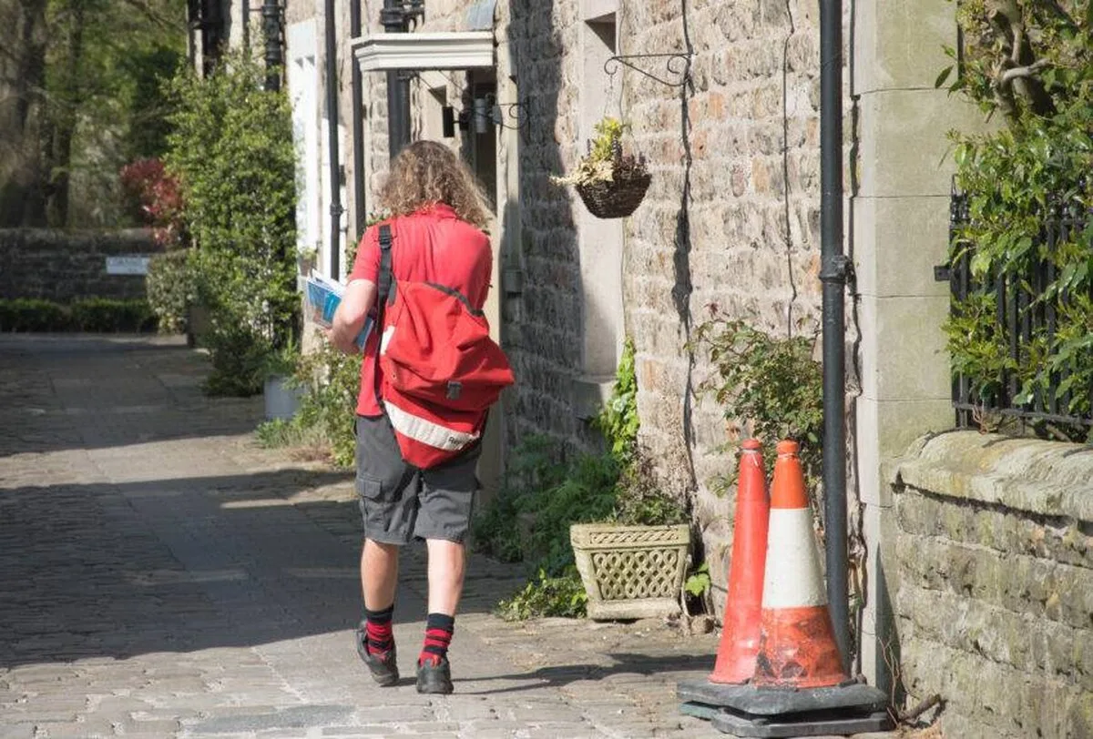 Royal Mail speră să pună capăt livrărilor de scrisori de sâmbătă, în timp ce Ofcom primește sfaturi privind potențialele economii de 225 milioane de lire sterline