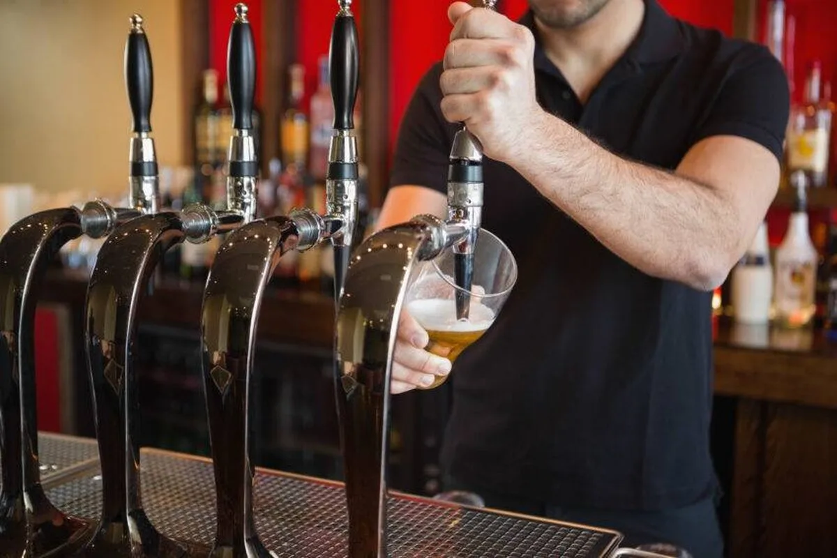 Cel mai mare grup de pub-uri din Marea Britanie va introduce prețuri de creștere, taxând cu 20p mai mult o halbă în perioadele aglomerate