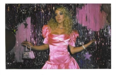Sydney Sweeney arată ca o altă persoană cu buclele ei masive de la balul de absolvire din anii ’80 – Vezi fotografiile