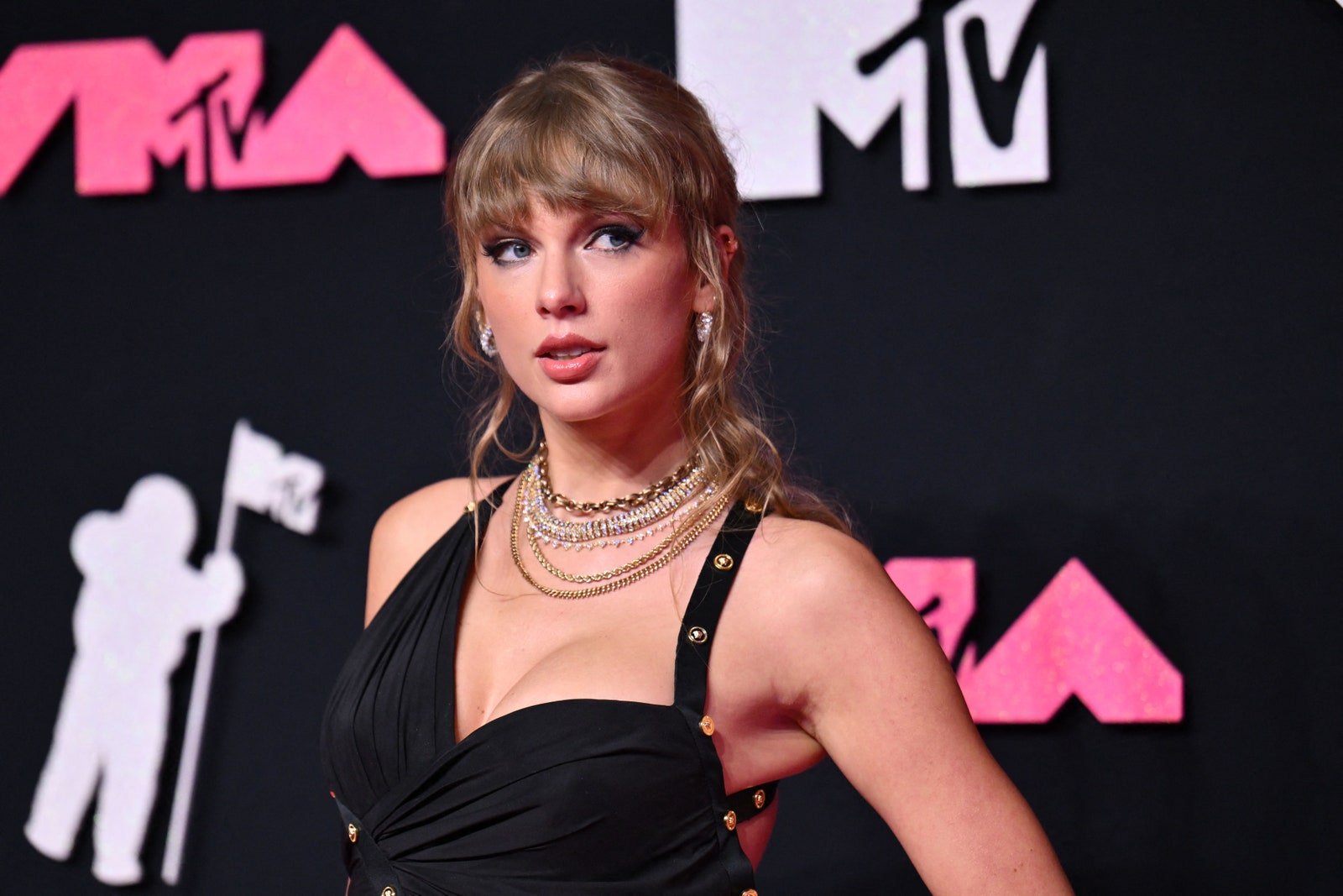 Look-ul romantic al lui Taylor Swift de la VMA a fost completat de o coafură neașteptată – Vezi poze