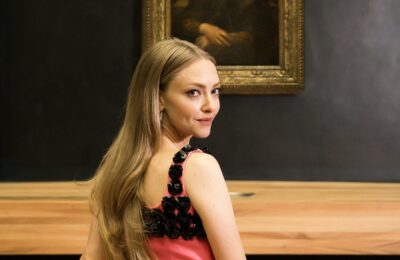 Amanda Seyfried se gândește la viața pastorală într-o plimbare după orele de program la Luvru