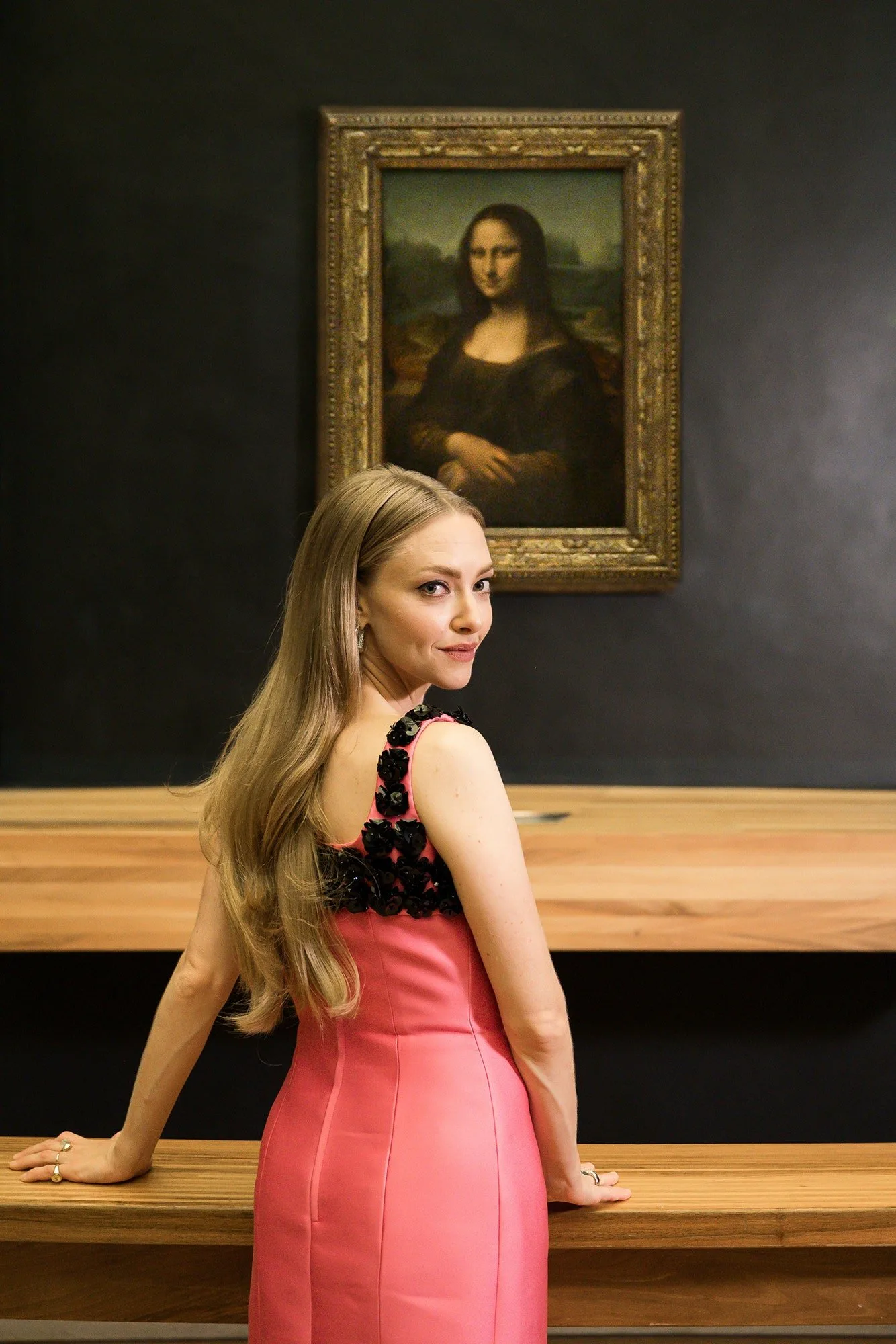 Amanda Seyfried se gândește la viața pastorală într-o plimbare după orele de program la Luvru