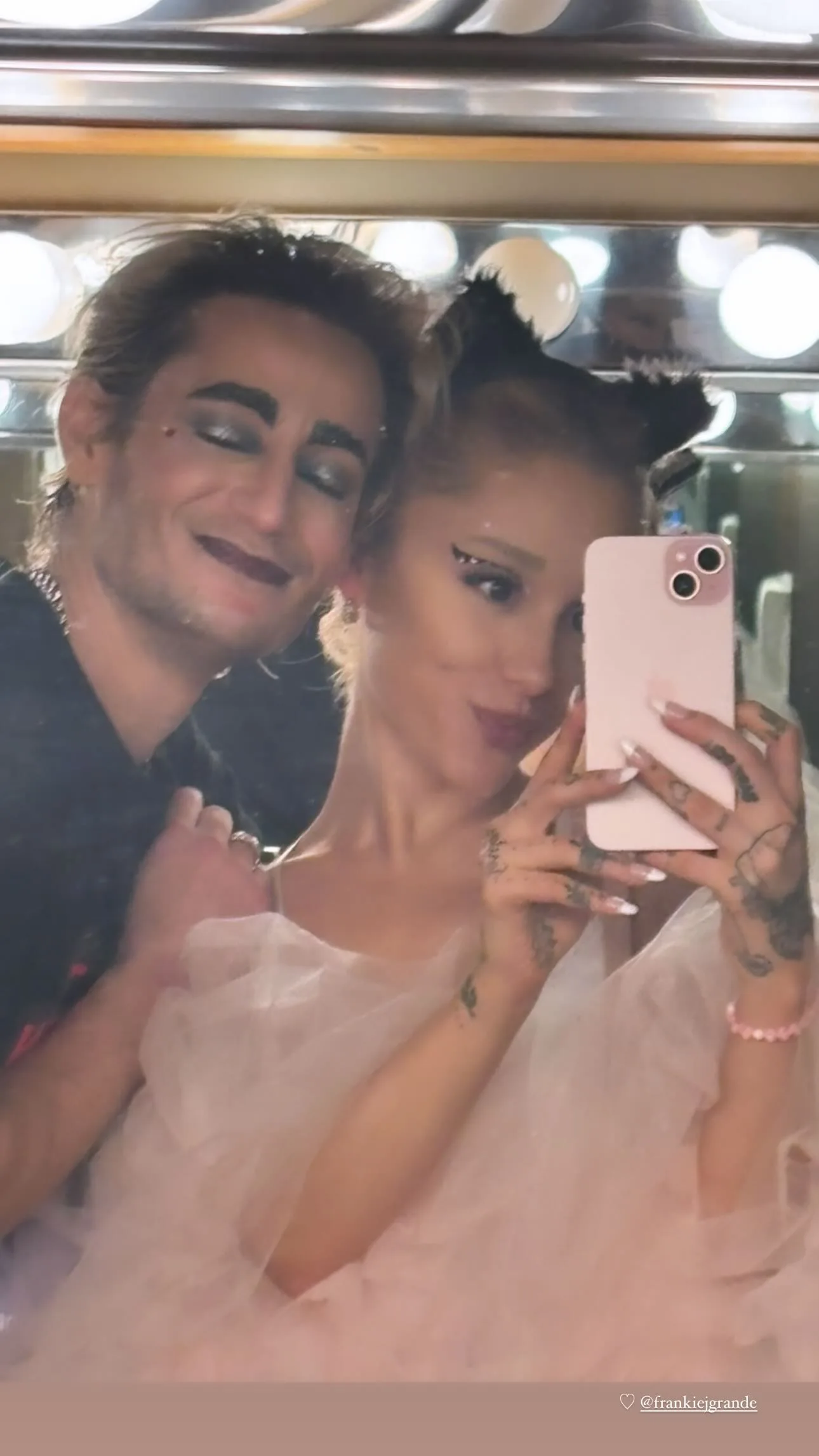 Look-ul de frumusețe de Halloween al Arianei Grande este o întoarcere majoră la epoca „My Everything” – Vezi poze