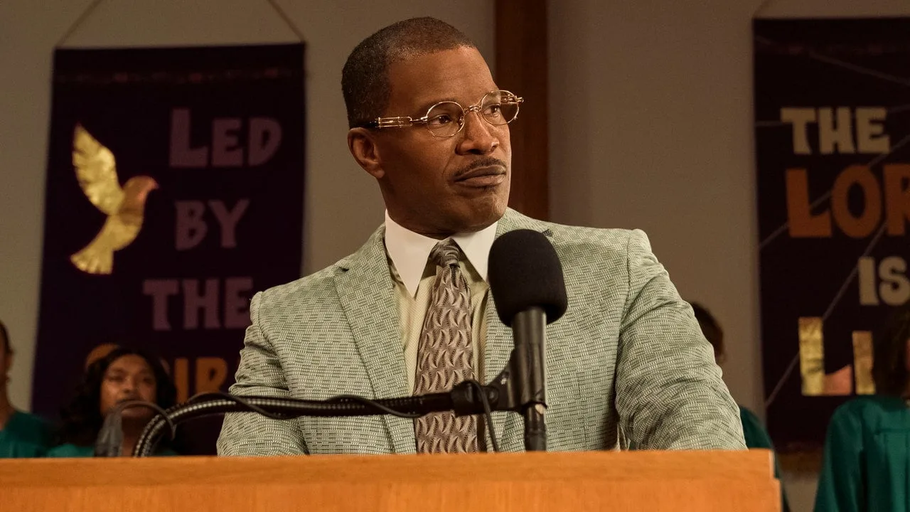 În spatele interpretării geniale și sălbatice a lui Jamie Foxx în „The Burial” de pe Amazon